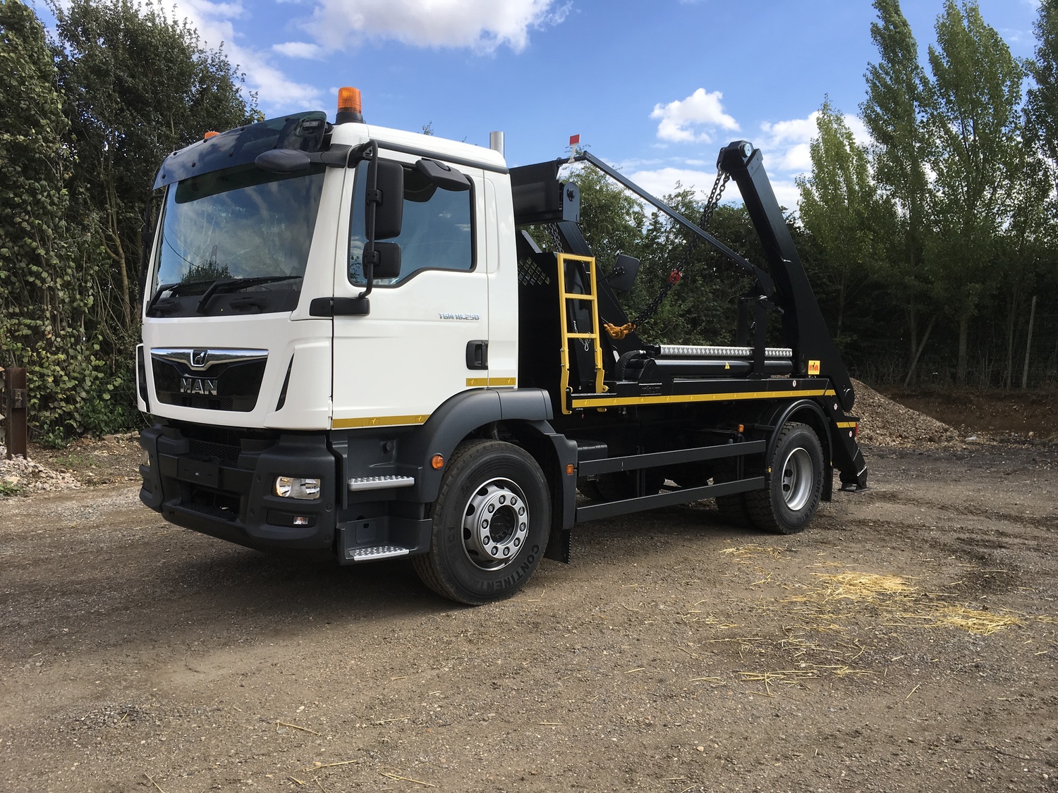 18 Tonne MAN TGM 18.250 Skip Loader Truck For Sale MVB124 MV Commercial
